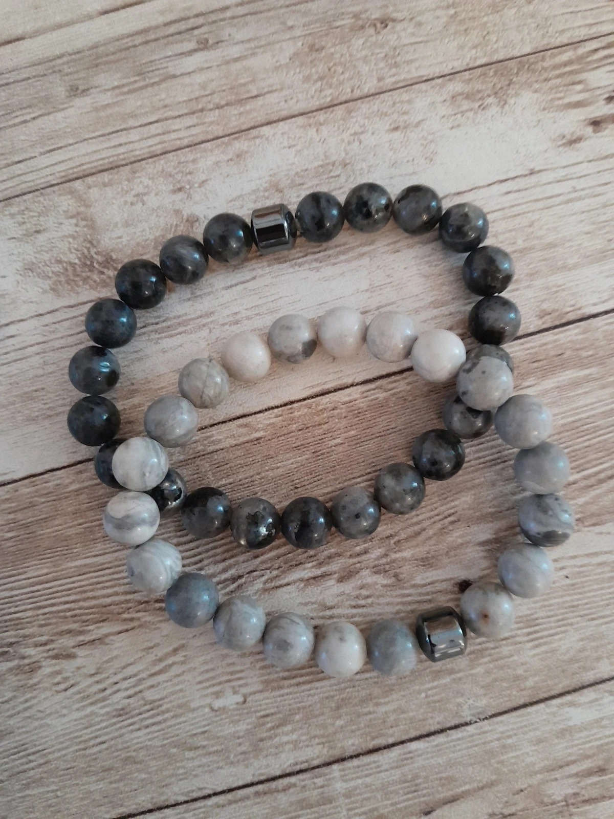 Lot de 2 bracelets, imitation pierres, noires et grises